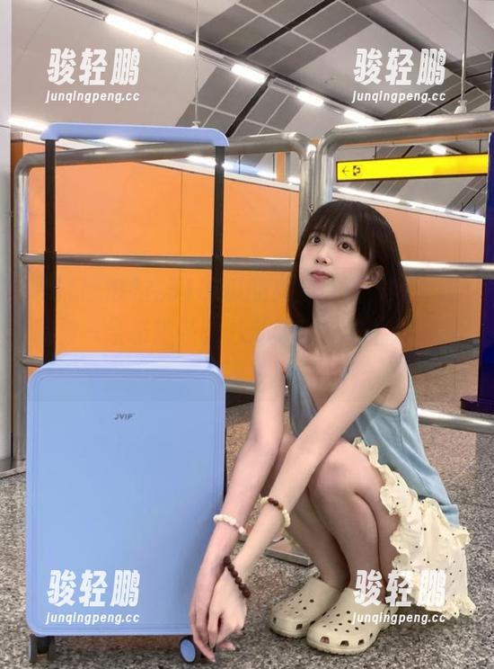 在51吃瓜的官网首页，我的眼睛被一条条热辣的八卦吸引，谁都别打扰我！