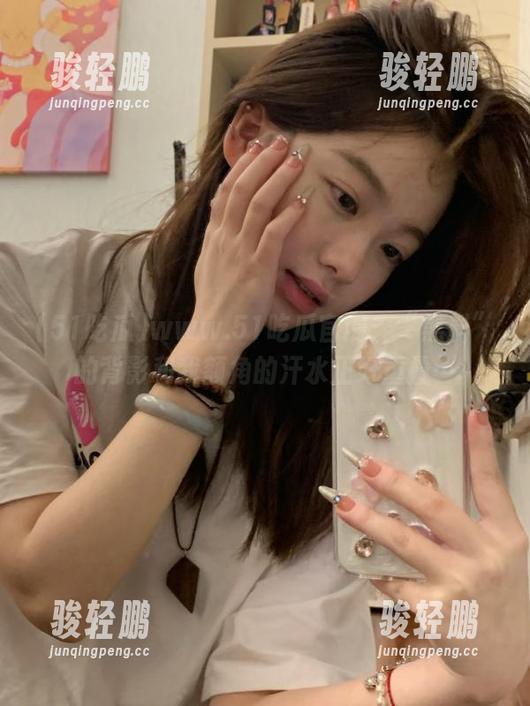 www.51吃瓜官网：“黑料”的背影和我额角的汗水正好重叠…
