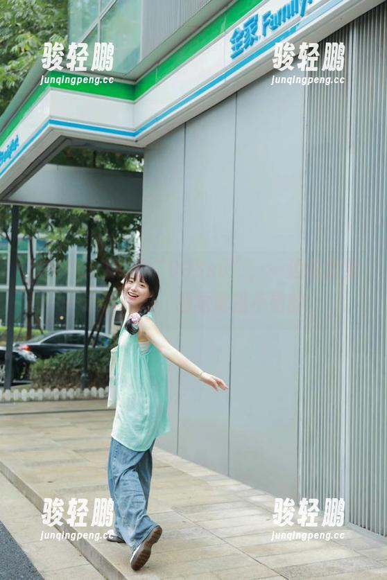 998su 观看“998su”,一边吃水果一边看热闹,感觉真挺不错的。