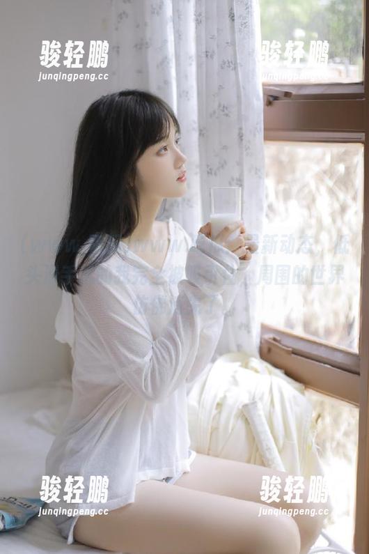 www.吃瓜：最新动态，低头滑手机的我完全被吸引住，周围的世界仿佛消失了。