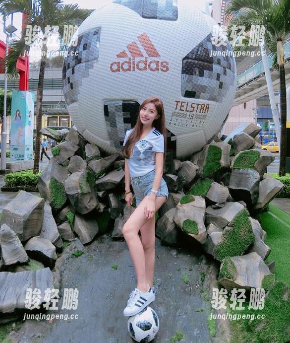 红蓝配色！网红们在“吃瓜爆料”线路上可爱与狂野的撒娇！
