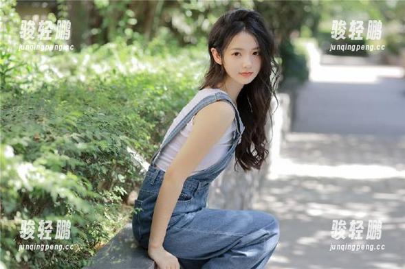 在‘最新吃瓜’的入口前，静静看一段视频，心里有点小期待。