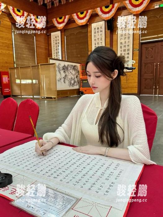 海角吃瓜入口：黑料满天飞，这波操作我给满分！